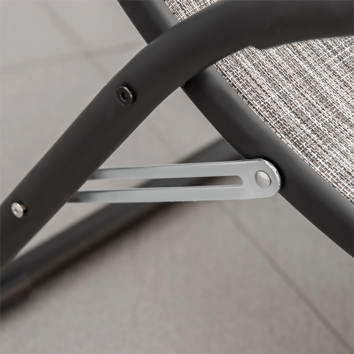 Outsunny Tumbona Plegable De Jardín Con Reposabrazos Reposapiés Respaldo Transpirable Y Marco De Metal Ergonómico Para Terraza Playa Camping 170x62x68 Cm Gris 11 Outsunny Tumbona Plegable De Jardín Con Reposabrazos Reposapiés Respaldo Transpirable Y Marco De Metal Ergonómico Para Terraza Playa Camping 170x62x68 Cm Gris - Imagen 9